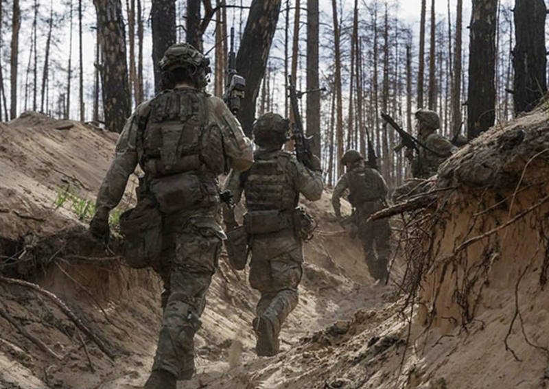 Nội bộ Ukraine tin rằng Thiếu tướng Drapatyi là bất khả chiến bại và chỉ có ông mới có thể ngăn chặn bước tiến của quân Nga. Được biết, chiến thuật chỉ huy của Drelapati nổi tiếng với “tấn công kiểu biển người”. Ông nhận lệnh không chỉ cản bước tiến của quân Nga mà còn phải chọc thủng phòng tuyến của họ tại Pokrovsk. Ảnh: News.ru