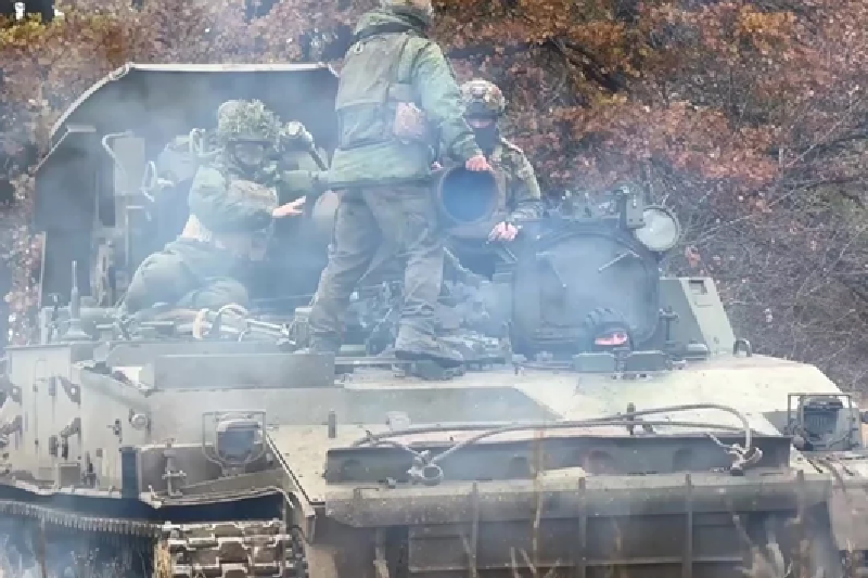 Đáng chú ý, ông Drapatyi còn kiêm nhiệm chức vụ Tổng tư lệnh Lục quân Ukraine. Hiện tại, ông đang tận dụng vị trí này để điều động một lượng lớn binh lực tới Pokrvosk, bao gồm Lữ đoàn Cơ giới hạng nặng số 5, Trung đoàn Tấn công số 59, Trung đoàn Tấn công số 32, Trung đoàn Cơ giới số 42 và Trung đoàn Tấn công số 425. Ảnh: Bộ Quốc phòng Nga