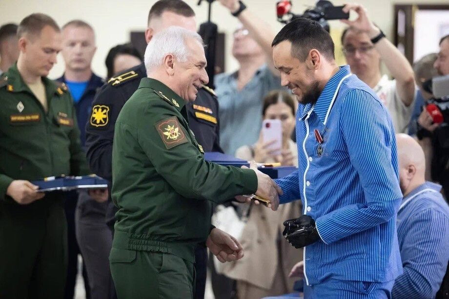 Những động lực tài chính này có tác động sâu rộng vượt ra ngoài chiến thuật chiến trường. Chúng giúp thúc đẩy mối liên hệ trực tiếp giữa dân thường và mục tiêu quân sự, chứng minh rằng những phần thưởng này đóng vai trò như thế nào trong việc nâng cao tinh thần và hiệu quả chiến đấu.