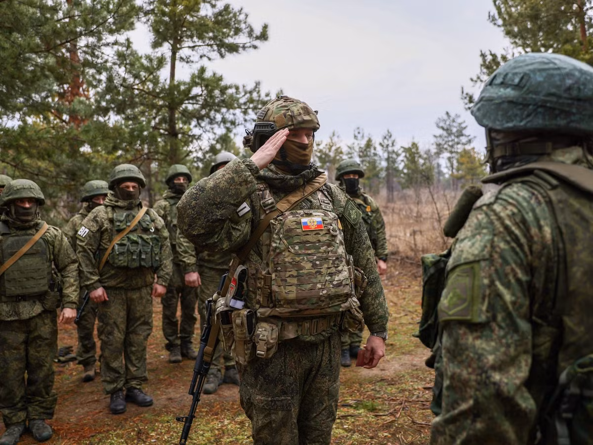 Việc trao thưởng bằng tiền mặt cho các thiết bị quân sự bị bắt hoặc bị phá hủy đã trở thành một chiến thuật quan trọng trong cuộc xung đột đang diễn ra ở Ukraine. Cả Ukraine và Nga đều sử dụng những ưu đãi này để thúc đẩy binh sĩ và dân thường nhắm vào tài sản của đối phương.