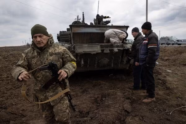 Vào đầu cuộc xung đột, Chính phủ Ukraine đã bắt đầu đưa ra phần thưởng cho các thiết bị quân sự của Nga bị phá hủy, chẳng hạn như xe tăng và hệ thống pháo binh. Ví dụ, vào năm 2022, Ukraine đã công bố phần thưởng là 100.000 hryvnias (khoảng 2.700 đô la) cho việc phá hủy một xe tăng Nga, biến cuộc xung đột không chỉ là một động lực quân sự mà còn là động lực kinh tế cho người dân địa phương nơi tuyến đầu.