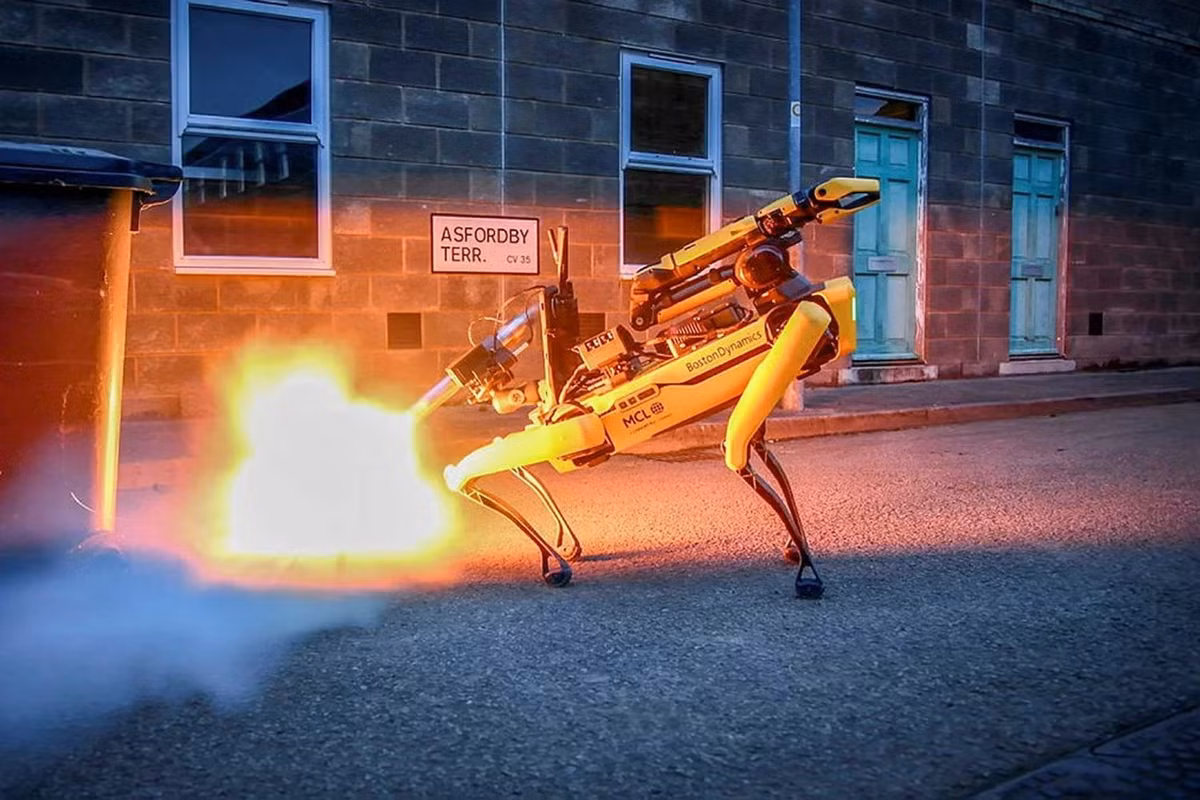 Tháng 1/2025, Phòng thí nghiệm Khoa học và Công nghệ Quốc phòng của Quân đội Anh, đã tiến hành các thử nghiệm chó robot trong nhiệm vụ dò tìm và vô hiệu hóa bom, nhằm giảm nguy cơ cho binh sĩ khi đối mặt với các thiết bị nổ. Ảnh Army Recognition