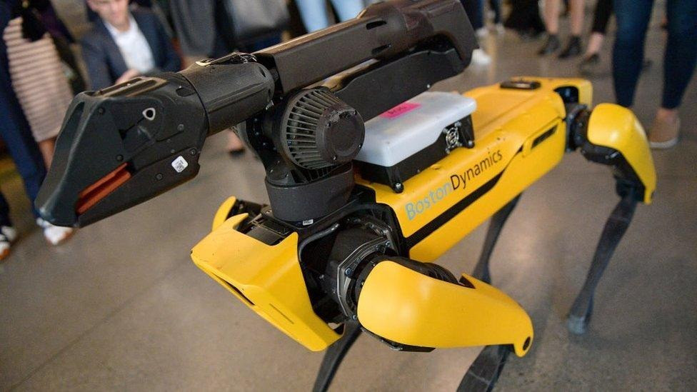 Khi các cuộc xung đột quân sự tiếp tục diễn biến ngày càng phức tạp, các quốc gia đầu tư vào công nghệ phòng thủ do robot và AI điều khiển sẽ giành được lợi thế chiến lược trước các đối thủ. Vai trò của các công nghệ tự động do AI điều khiển trong các hoạt động quân sự sẽ nâng cao hơn nữa sức mạnh của các lực lượng vũ trang hiện đại.