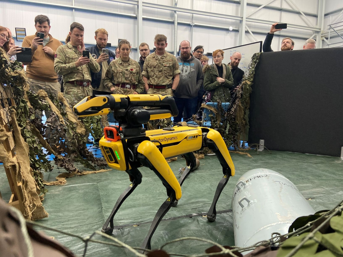 Dưới sự chỉ đạo của Bộ Quốc phòng Anh, thử nghiệm này bao gồm nhiều tình huống giả lập khác nhau, trong đó robot được yêu cầu thực hiện các nhiệm vụ như tự động mở và đóng cửa, di chuyển lên xuống cầu thang, kiểm tra thiết bị nổ tự chế và sử dụng các thiết bị phá bom để vô hiệu hóa chúng. Ảnh Defence Equipment