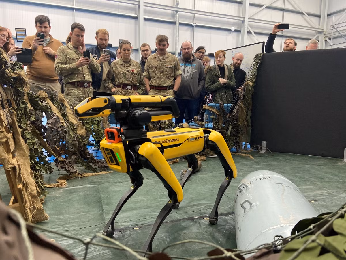 Dưới sự chỉ đạo của Bộ Quốc phòng Anh, thử nghiệm này bao gồm nhiều tình huống giả lập khác nhau, trong đó robot được yêu cầu thực hiện các nhiệm vụ như tự động mở và đóng cửa, di chuyển lên xuống cầu thang, kiểm tra thiết bị nổ tự chế và sử dụng các thiết bị phá bom để vô hiệu hóa chúng. Ảnh Defence Equipment