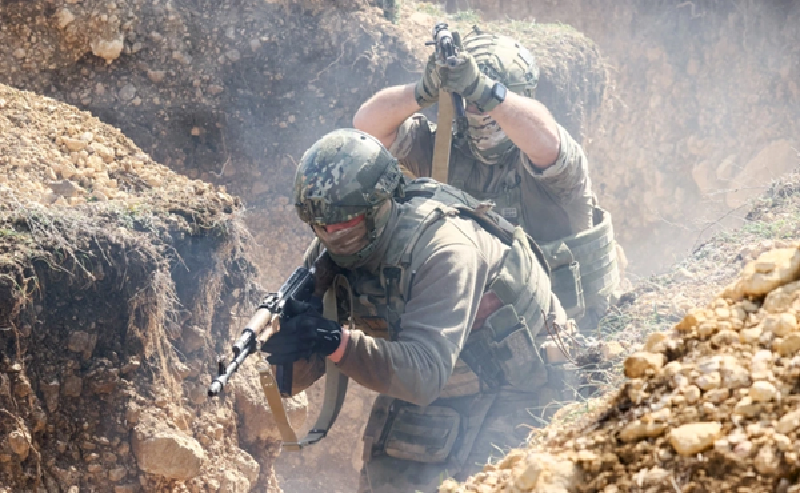 Tuyến phòng thủ của Ukraine tại khu vực này chủ yếu hướng về phía đông, nên rất khó chống đỡ một cuộc tấn công từ phía bắc. Do đó, nếu quân Nga đột phá từ Shevchenko, toàn bộ phòng tuyến Chasiv Yar sẽ sụp đổ. Có thể nói, trận chiến giành Shevchenko chính là trận quyết định số phận của Chasiv Yar. Ảnh: TASS