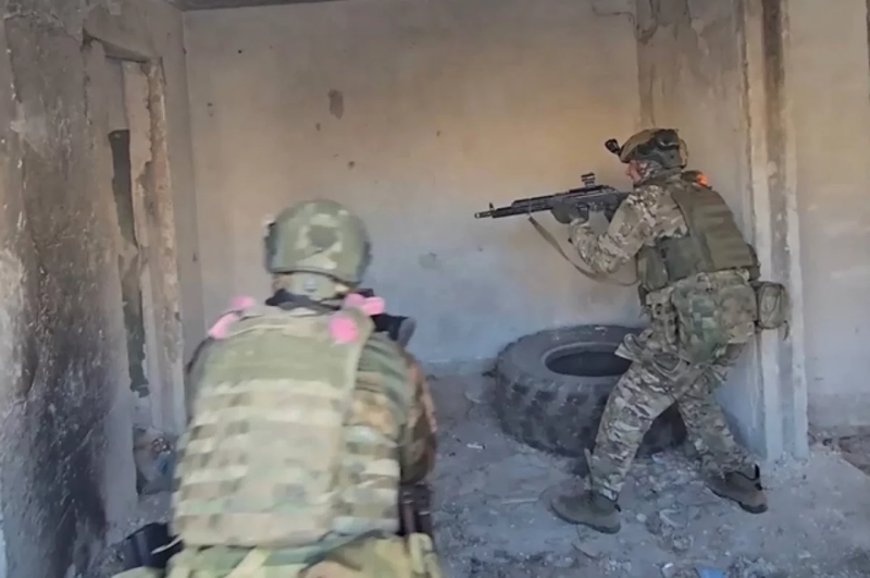 Nhiều đơn vị bộ binh Ukraine bị bao vây trong các tòa nhà cao tầng tại trung tâm thành phố và chỉ có thể nhận tiếp tế thông qua vận chuyển bằng máy bay không người lái. Tuy nhiên, phương thức này rõ ràng không thể duy trì cường độ chiến đấu cao, khiến lực lượng Ukraine khó có thể trụ vững trong thời gian dài. Ảnh: Bộ Quốc phòng Nga