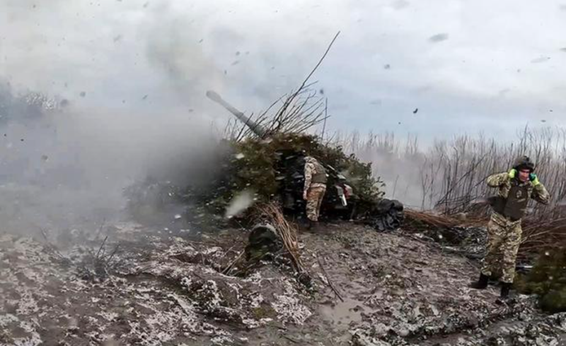 Sau các trận đánh khốc liệt tại Bakhmut, Avdiivka và Marinka, Nga tiếp tục điều chỉnh chiến lược. Thay vì theo đuổi chiến thắng về mặt chiến thuật, Nga hướng sang chiến tranh tiêu hao, kéo dài để làm suy yếu Ukraine. Tổng thống Putin tuyên bố Nga có thể chiến đấu trong 100 năm để đạt mục tiêu cuối cùng. Ảnh: TASS