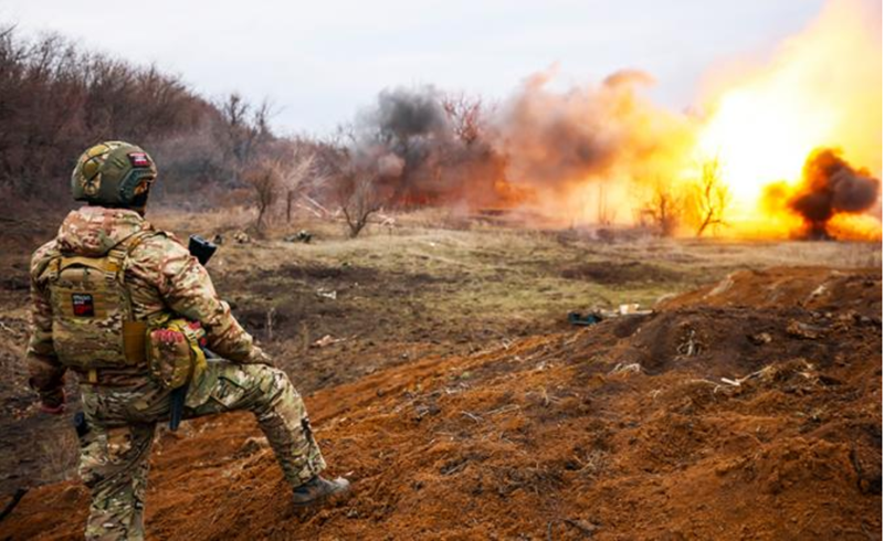 Nga áp dụng chiến thuật bao vây dài hạn để “rút máu” quân đội Ukraine. Khi tiến đến một thành phố chiến lược như Toretsk, Pokrovsk, Chasiv Yar, Ugledar, quân đội Nga phải đối mặt với UAV và pháo binh tầm xa của Ukraine. Ban đầu, Ukraine có thể tuyên bố thành công trong việc ngăn chặn đợt tấn công. Tuy nhiên, sau một thời gian dài bị vây ép, lực lượng Ukraine bắt đầu đối diện nguy cơ cạn kiệt nguồn lực. Ảnh: TASS
