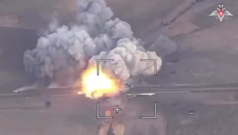 Nga thường không vội tấn công trực diện mà sử dụng chiến thuật “gọng kìm”, bao vây từ hai bên để dần cô lập mục tiêu. Khi vòng vây siết chặt, quân đội Ukraine gặp khó khăn trong tiếp tế. Tổng thống Zelensky có thể đến động viên binh sĩ, nhưng Nga vẫn kiên trì với chiến thuật của mình: cắt đứt hậu cần, chờ đối phương suy yếu. Ảnh minh họa: Bộ Quốc phòng Nga