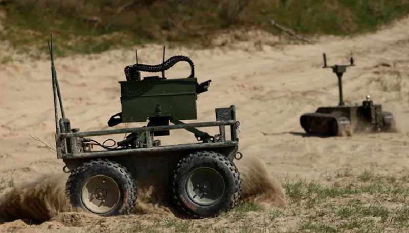 Một trong những vấn đề nguy hiểm nhất trên tiền tuyến là vận chuyển hậu cần trong khoảng cách 10 km cuối cùng. Xe bọc thép và xe tải thường trở thành mục tiêu dễ bị tiêu diệt. Giờ đây, Ukraine đang triển khai các phương tiện không người lái để thực hiện nhiệm vụ này, giảm thiểu thương vong cho binh sĩ. Ảnh minh họa: Reuters