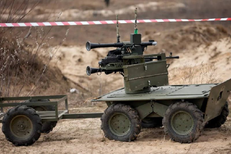 Lữ đoàn Bộ binh Cơ giới số 13, Tiểu đoàn "Chó sói Da Vinci" số 108 và Lữ đoàn Tấn công số 3 của Azov đã bắt đầu sử dụng robot chiến đấu không người lái. Những robot này phục vụ nhiều mục đích như bắn yểm trợ, vận chuyển hậu cần, rà phá bom mìn, tấn công tự sát và vận chuyển thiết bị đặc biệt. Ảnh: Telegram