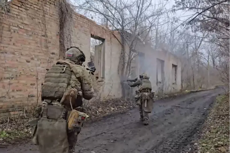 Tổng tư lệnh Quân đội Ukraine, tướng Syrsky, cam kết sẽ giữ vững phòng tuyến tại khu vực Kursk “miễn là điều đó có lợi”. Theo truyền thống, Kiev sẽ không đưa ra lệnh rút lui. Tuy nhiên, phần lớn các binh sĩ Ukraine còn sống sót, dù bị phân tán, vẫn đang tự ý tháo chạy sang khu vực Sumy lân cận mà không chờ lệnh rút lui. Ảnh: Top War