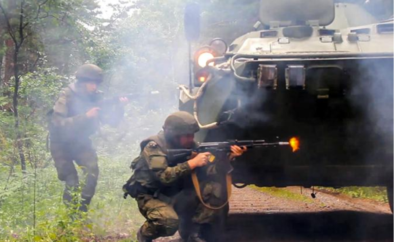 Tuy nhiên, ngay lúc này, các trận phản kích vẫn đang diễn ra tại khu vực Basovka thuộc tỉnh Sumy, nơi các đơn vị của quân đội Nga đang cố gắng giành quyền kiểm soát các vị trí cao gần rìa làng. Sự tiến quân của lực lượng Nga ở khu vực Zhuravyk cũng đã được ghi nhận. Các phương tiện truyền thông Nga đã đề xuất đổi tên hướng tiến quân từ Kursk thành Sumy. Ảnh: TASS