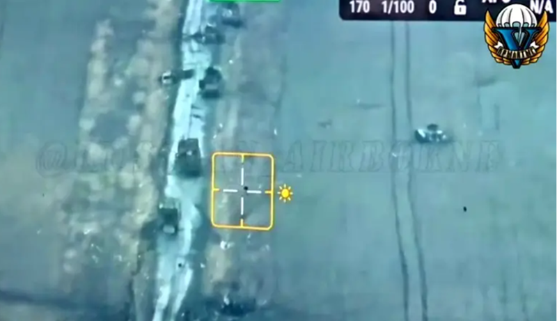 Các toán điều khiển máy bay không người lái của Nga đang nhắm vào những binh sĩ trên đường rút lui, cùng với hỏa lực pháo binh và không quân. Các đoạn phim về nhiều phương tiện quân sự của đối phương bị phá hủy, được quay bởi UAV, đang được các nhóm truyền thông và công chúng Nga công bố. Ảnh: Top War