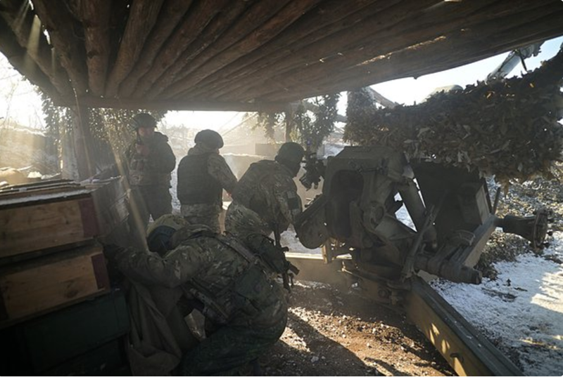 Chuyến thăm của Tổng thống Nga Vladimir Putin ngày 12/3 trong trang phục quân đội tới tỉnh Kursk, cùng với những tuyên bố rõ ràng của ông trước ống kính, cho thấy rằng mệnh lệnh cho nhóm quân phương Bắc của lực lượng vũ trang Nga tiến vào tỉnh Sumy đã được đưa ra. Nhiệm vụ chính sẽ là tạo ra một vùng đệm rộng lớn để đảm bảo an ninh cho các khu vực của Nga. Ảnh: RIA Novosti