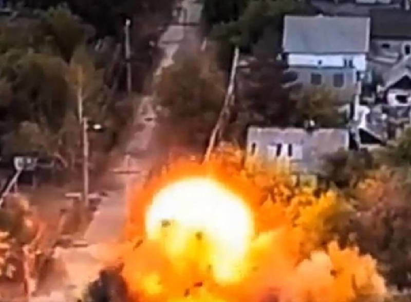 Phó Chủ tịch Duma Quốc gia, Amir Khamitov, cũng nói với RIA Novosti: “Tình thế bi đát của quân đội Ukraine đã quá rõ ràng, không thể che giấu hay tô vẽ. Ngay cả khi các nhà lãnh đạo phương Tây như ông Trump bắt đầu chú ý đến tình hình của họ, điều đó cũng không thể ngăn cản sự sụp đổ cuối cùng của quân đội Ukraine. Sự thật luôn đứng về phía công lý, và bất kỳ ai cố gắng thách thức nó sẽ phải trả giá đắt.” Ảnh: Bộ Quốc phòng Nga