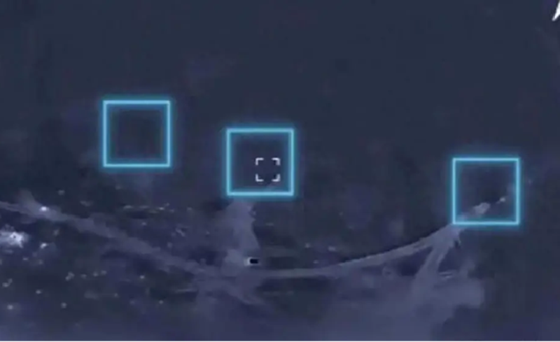 Theo tờ Forbes của Mỹ, đơn vị UAV trinh sát thuộc Lữ đoàn Cơ giới số 14 của Lục quân Ukraine đã phát hiện ba khẩu pháo tự hành M1989 “Koksan” của Nga ẩn nấp trong rừng tại một địa điểm thuộc tỉnh Kursk. Ba khẩu pháo này chỉ cách nhau vài chục mét, trở thành những mục tiêu lý tưởng. Ảnh: Sohu