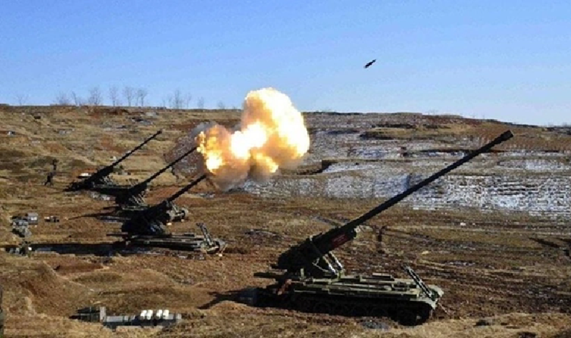 Hiệu quả thực tế của cuộc tấn công lần này rất khó đánh giá, nhưng phía Ukraine tuyên bố rằng hàng trăm bom con từ đầu đạn chùm đã rơi xuống khu vực xung quanh các khẩu pháo tự hành Koksan và kíp chiến đấu, cho rằng ba khẩu pháo khổng lồ của Triều Tiên này đã bị vô hiệu hóa. Ảnh: Gagadget