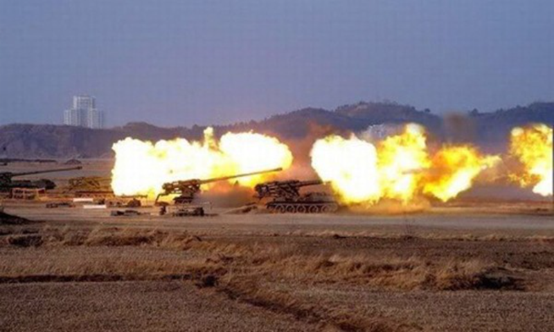 Cách thiết lập trận địa pháo kiểu này cũng từng được pháo binh Nga sử dụng phổ biến trong giai đoạn đầu của cuộc xung đột Nga-Ukraine. Tuy nhiên, sau khi nhiều trận địa bị Ukraine tấn công bằng UAV và pháo phản lực HIMARS, pháo binh Nga đã điều chỉnh chiến thuật một cách thận trọng hơn. Ảnh: Survincity