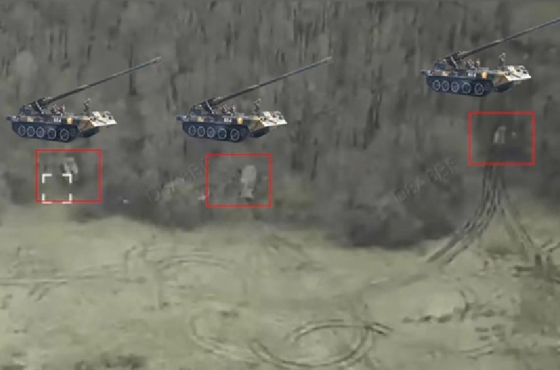 Trong video, ba khẩu pháo tự hành “Koksan” được triển khai ở rìa khu rừng, xếp thành một hàng gần như thẳng, với khoảng cách từ khẩu đầu tiên đến khẩu thứ ba chỉ hơn 100 mét. Đây không thể coi là một đội hình dàn trải hợp lý, nhưng bù lại, cách bố trí này giúp chỉ huy và tiếp tế đạn dược thuận tiện hơn. Ảnh minh họa: Armyrecogniytion