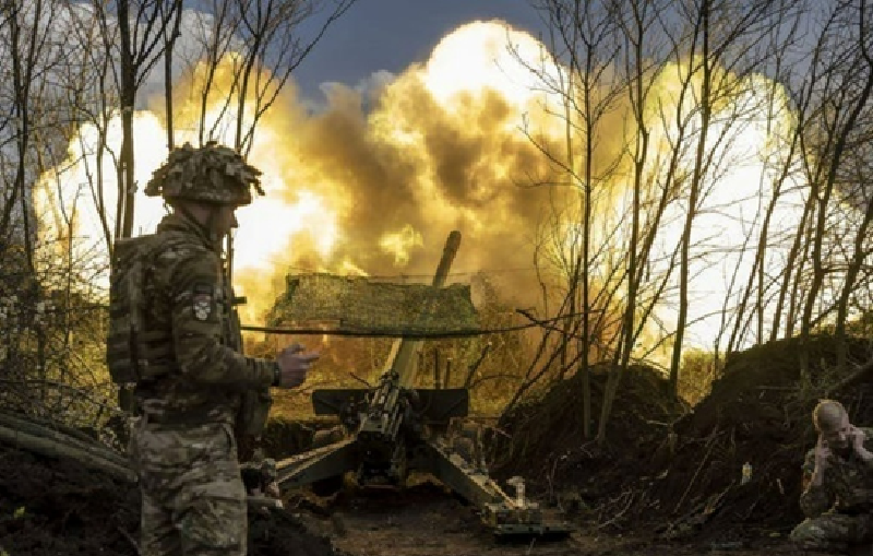 Đối với pháo tự hành như 2S19, việc ngụy trang thậm chí còn dễ dàng hơn. Chúng thường được giấu trong công sự giữa rừng, chỉ lao ra bắn vài phát khi nhận lệnh rồi nhanh chóng rút về ẩn nấp. Đạn dược cũng được bố trí tách biệt nhằm tránh nguy cơ bị phá hủy hoàn toàn chỉ bởi một quả đạn pháo hoặc một UAV cảm tử của Ukraine. Ảnh: BI