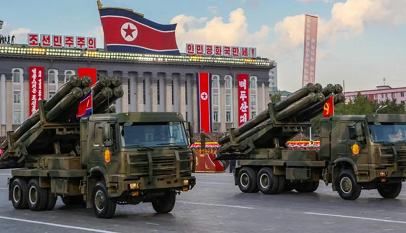 Ukraine coi trọng việc tấn công “Koksan” cũng có lý do chính đáng. Đây là loại pháo cỡ nòng 170mm, có tầm bắn tối đa hơn 60km. Mặc dù công nghệ lạc hậu, tốc độ bắn chậm chỉ 1-2 phát/phút, nhưng sức công phá của mỗi quả đạn rất lớn. Ngoài ra, do là pháo tự hành, nó có thể nhanh chóng di chuyển vào và rút khỏi trận địa, tạo ra mối đe dọa không nhỏ đối với Ukraine. Ảnh: Sohu 