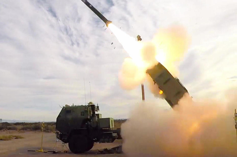 Ngay sau đó, các nhân viên điều khiển đã truyền tọa độ cho đơn vị pháo binh Ukraine gần đó. Pháo HIMARS của Ukraine đã khai hỏa ít nhất một tên lửa M30A1 dẫn đường bằng vệ tinh vào trận địa pháo tự hành của Nga. Ảnh: Reuters