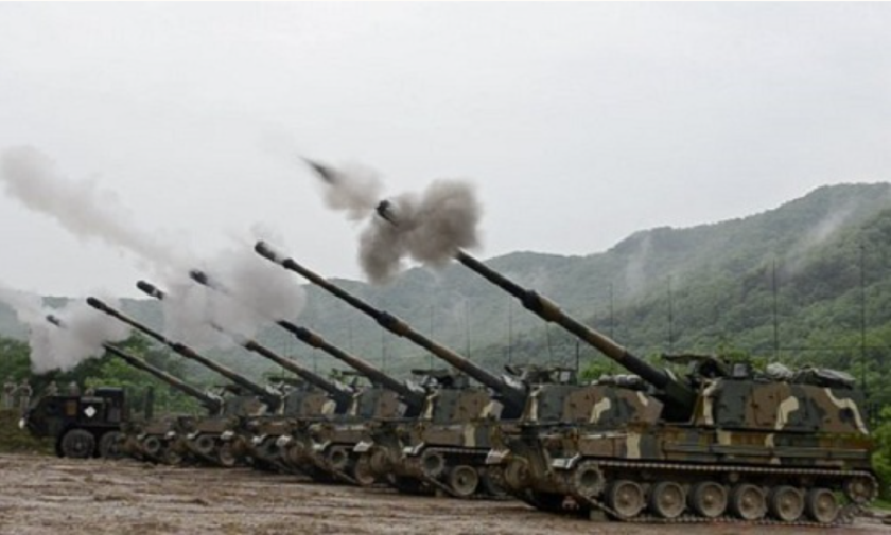 Loại xe bọc thép này có nhiều điểm tương đồng với K9 về hệ thống truyền động và khung gầm, điều này có thể đơn giản hóa việc sản xuất, vận hành và bảo trì các thiết bị quân sự cho Romania. K9 Thunder sẽ được sản xuất và sửa chữa chủ yếu tại Romania. Việc giao pháo tự hành được lên kế hoạch trong vòng 5 năm, với những lô hàng đầu tiên dự kiến sẽ được bàn giao vào đầu năm 2027. Ảnh: WAMT