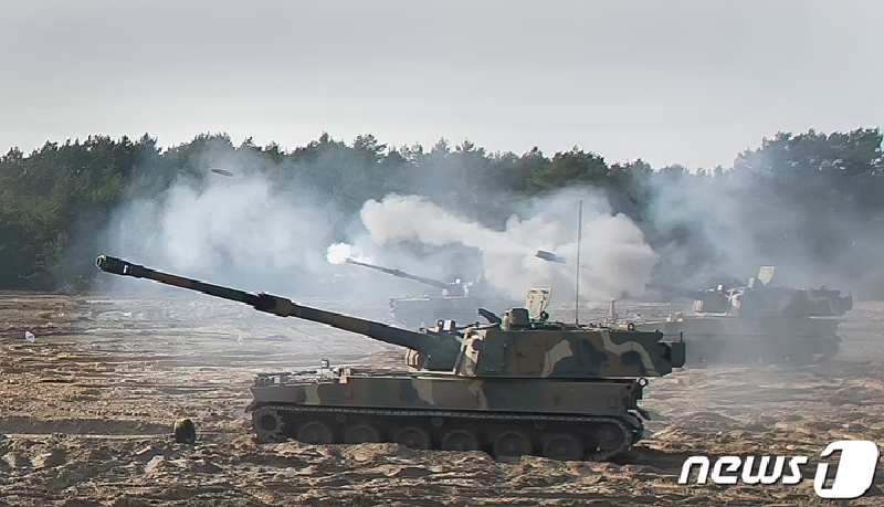 Tổ lái gồm năm người được bảo vệ hoàn toàn khỏi các mối nguy hại hạt nhân, sinh học và hóa học, và được bảo vệ bằng lớp giáp thép dày 19mm – đủ để chịu được đạn súng máy hạng nặng và mảnh đạn, nhưng không chống lại được vũ khí hạng nặng hơn. Khẩu súng máy cỡ nòng 50 trên tháp pháo cung cấp khả năng phòng thủ cơ động và phòng không cơ bản. Ảnh: News1