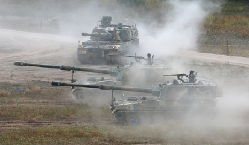 Trong khi đó, Ba Lan còn tự xây dựng một phiên bản trong nước của K9 mang tên AHS Krab, sử dụng tháp pháo của khẩu lựu pháo AS90M Braveheart của Anh. Warsaw có kế hoạch triển khai năm trung đoàn với tổng cộng 120 khẩu Krab, trong đó một trung đoàn đã đi vào hoạt động. Xa hơn về phía Bắc, Phần Lan đã thông báo vào tháng 2 năm 2017 rằng họ sẽ mua 48 khẩu K9 Thunder đã qua sử dụng. Ảnh: Yonhap News