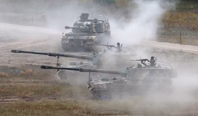 Trong khi đó, Ba Lan còn tự xây dựng một phiên bản trong nước của K9 mang tên AHS Krab, sử dụng tháp pháo của khẩu lựu pháo AS90M Braveheart của Anh. Warsaw có kế hoạch triển khai năm trung đoàn với tổng cộng 120 khẩu Krab, trong đó một trung đoàn đã đi vào hoạt động. Xa hơn về phía Bắc, Phần Lan đã thông báo vào tháng 2 năm 2017 rằng họ sẽ mua 48 khẩu K9 Thunder đã qua sử dụng. Ảnh: Yonhap News