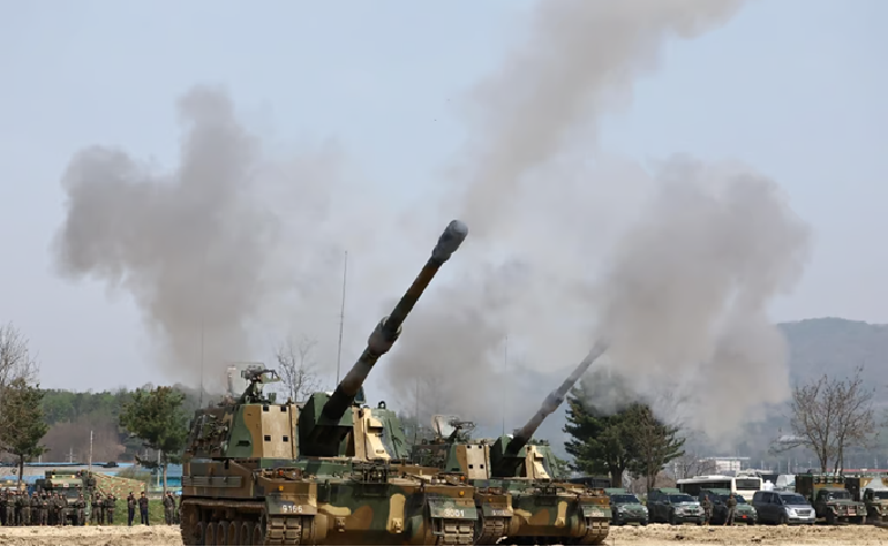 Theo trang National Interest, tháp pháo trên chiếc K9 nặng 52 tấn trang bị một khẩu lựu pháo 155mm khổng lồ với nòng dài 52 cỡ, có khả năng tấn công mục tiêu cách xa đến 26 dặm, hoặc lên tới 35 dặm nếu sử dụng đạn pháo có trợ lực tên lửa. Ảnh: Newsis