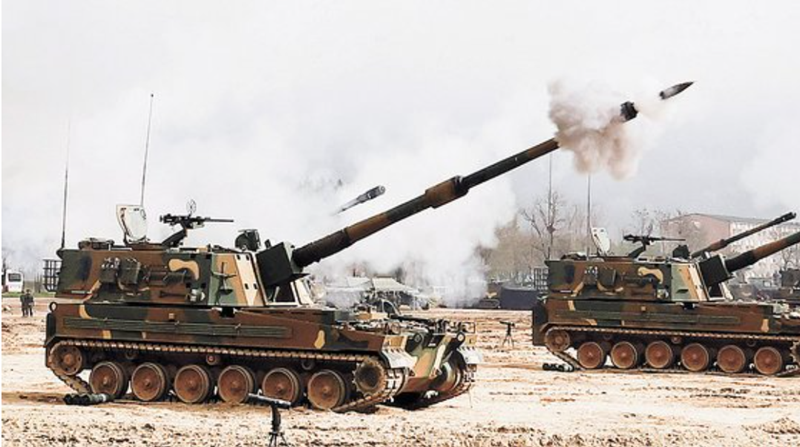 Khẩu pháo sử dụng cơ chế nạp đạn tự động để giảm bớt gánh nặng cho hai người nạp đạn trong tổ lái. Nó có khả năng bắn ba phát liên tiếp trong vòng chỉ 15 giây. Nghiên cứu thực tế đã chỉ ra rằng pháo binh có hiệu quả chết người nhất trong những phút đầu của một trận bắn, khi mục tiêu có thể đang ở ngoài trời và chưa nhận ra sự tấn công sắp tới, sau đó hiệu quả giảm mạnh khi đối phương tìm nơi trú ẩn. Ảnh: The Joongang