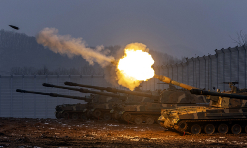 Thunder có thể mang theo tối đa 48 quả đạn và được tiếp đạn bởi các xe tiếp đạn K10, có thể chuyển tới 104 quả đạn nữa qua một cây cầu tự động mà không yêu cầu tổ lái phải lộ ra ngoài để tránh bị tấn công. Xe K10 sử dụng cùng thân xe với K9 để tạo sự tương thích trong bảo trì. Ảnh: Yonhap News