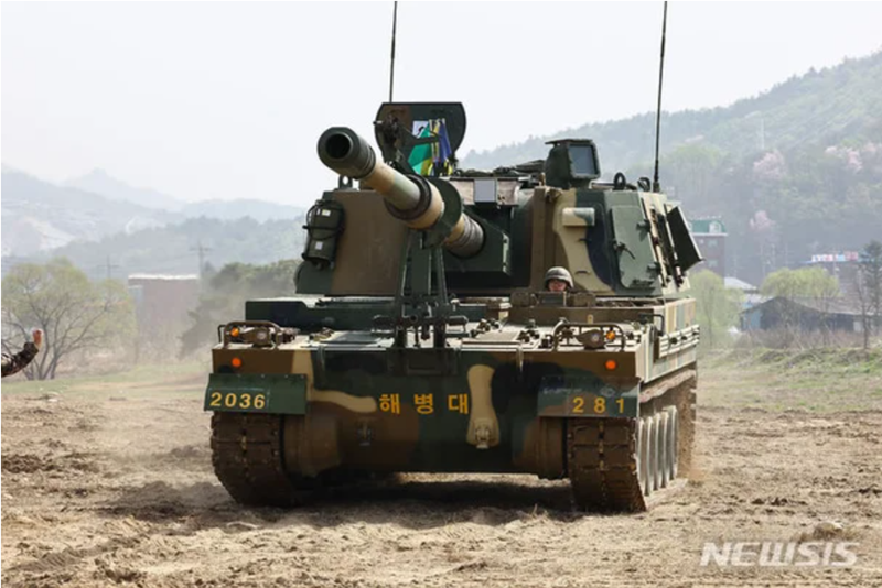 K9 Thunder là lựu pháo tự hành phổ biến nhất thế giới với hơn 2.000 đơn vị đã được đưa vào sử dụng trên toàn cầu. Khẩu pháo tự hành bánh xích này có thể tạo ra hiệu quả liên tục, chính xác và nhanh chóng ở tầm bắn trên 40 km với tốc độ và số lượng đạn bắn cao. K9 đặc biệt được tối ưu hóa cho khả năng “Bắn và di chuyển” để bắn nhiều phát đạn và ngay lập tức di chuyển đến một vị trí khác để tránh bị phản công. Ảnh: Newsis