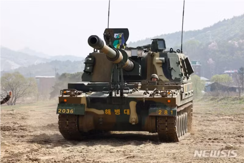 K9 Thunder là lựu pháo tự hành phổ biến nhất thế giới với hơn 2.000 đơn vị đã được đưa vào sử dụng trên toàn cầu. Khẩu pháo tự hành bánh xích này có thể tạo ra hiệu quả liên tục, chính xác và nhanh chóng ở tầm bắn trên 40 km với tốc độ và số lượng đạn bắn cao. K9 đặc biệt được tối ưu hóa cho khả năng “Bắn và di chuyển” để bắn nhiều phát đạn và ngay lập tức di chuyển đến một vị trí khác để tránh bị phản công. Ảnh: Newsis