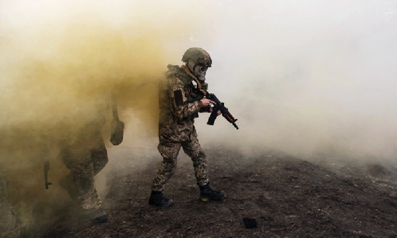 Theo quan sát viên Yuri Podolyaka, ngay sau bữa trưa ngày 18/3, quân đội Ukraine đã tiến hành cuộc tấn công thứ hai vào Demidovka, cách biên giới 2 km, và cuộc tấn công lần này còn dữ dội hơn. Ảnh: Getty Images