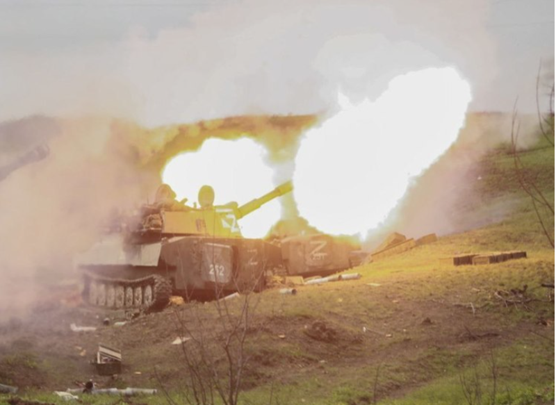 Mặc dù trong quá trình này có một số thiết bị bị tổn thất, nhưng quân Ukraine đã thành công trong việc san lấp các chiến hào do quân Nga đào, giúp bộ binh vượt qua phòng tuyến đầu tiên và tiến vào lãnh thổ Nga. Sau khi dỡ bỏ các rào chắn “răng rồng" do quân Nga bố trí, các xe bọc thép của Ukraine cũng tiến vào lãnh thổ Nga và di chuyển theo đội hình dọc. Ảnh: Mk.ru