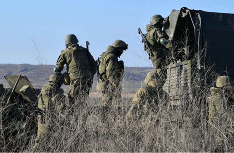 Trong khi đó, quân đội Nga đã phát hiện tại khu vực phía sau tiền tuyến của Ukraine, cách chiến trường từ 8 đến 10 km trong lãnh thổ Ukraine, có một lực lượng lớn quân và vật tư đang tập kết. Rõ ràng đây mới là lực lượng chủ lực của Ukraine, nhiều khả năng họ đang chờ đợi đội tiên phong phá vỡ phòng tuyến của Nga trước khi tiến hành cuộc tấn công quy mô lớn. Ảnh minh họa: RIA Novosti