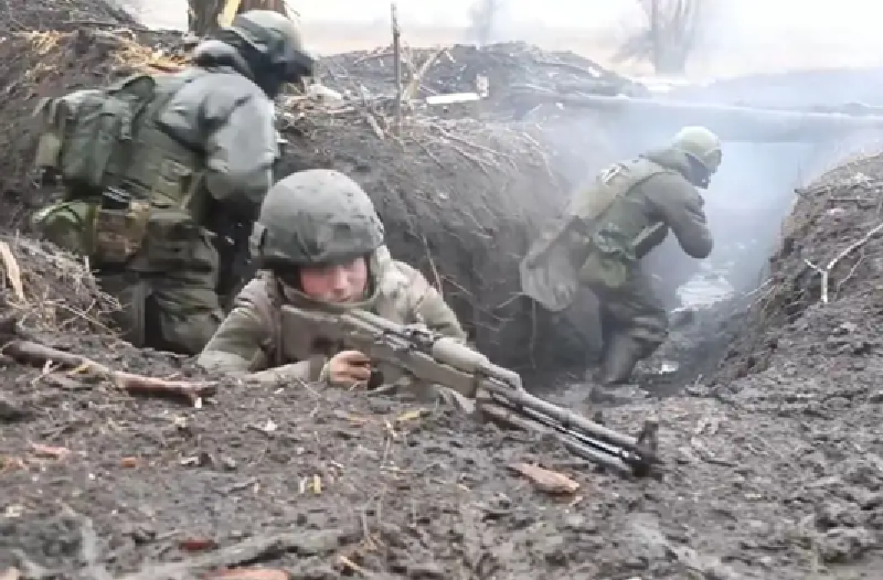 Tuy nhiên, bộ binh Ukraine không rút lui mà thay vào đó đào chiến hào và cố gắng điều xe công binh mới đến khu vực này, rõ ràng có ý định giữ vững và mở rộng đầu cầu trước khi viện quân đến. Đồng thời, quân đội Ukraine cũng mở cuộc tấn công vào Prilesye. Tính đến 18h45 ngày 18/3, Ukraine đã phát động tổng cộng 5 đợt tấn công. Ảnh: Top War