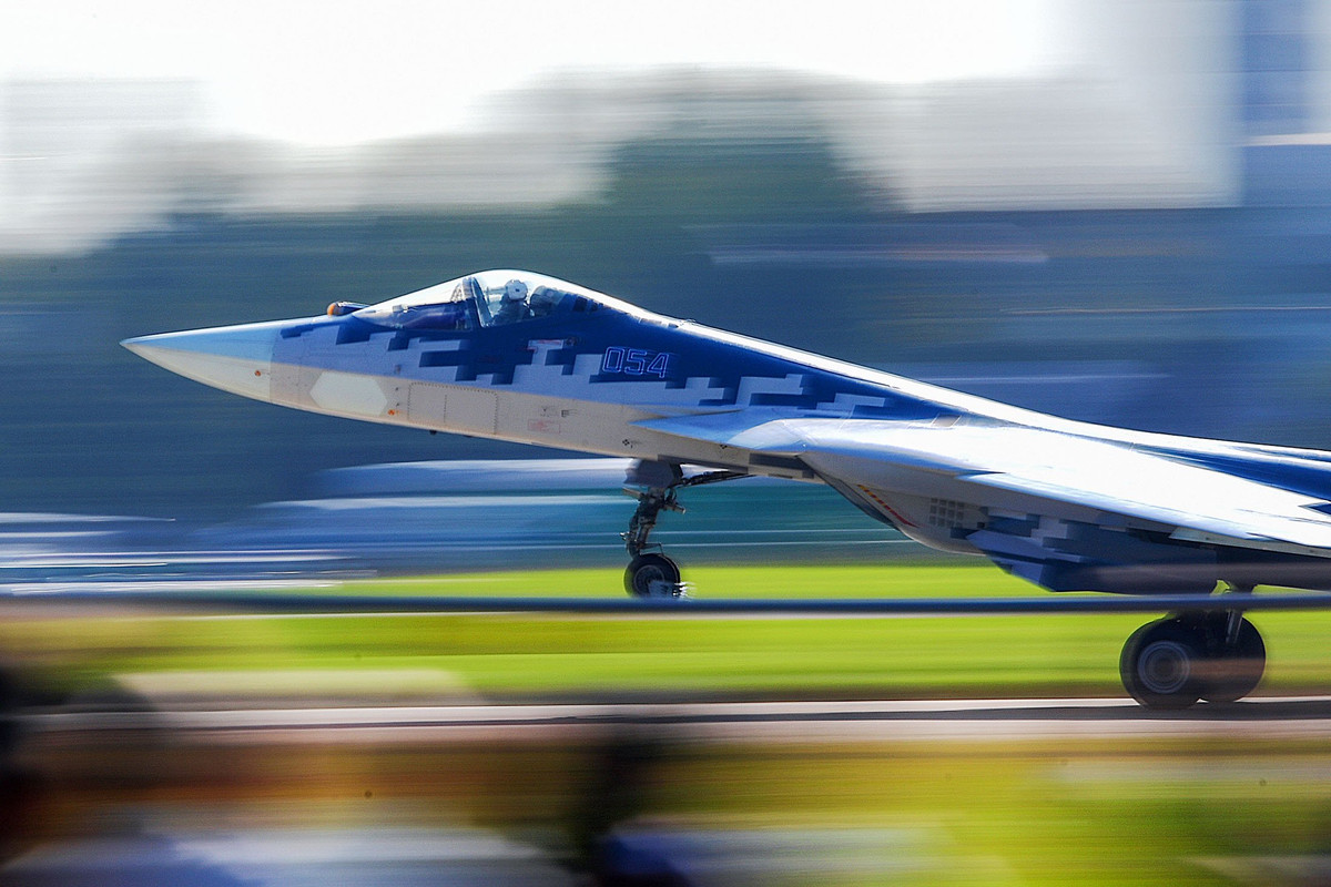 Ryan đặc biệt chú ý đến màn hạ cánh ở độ cao thấp với dù hãm phanh. “Thật tuyệt vời,” anh công nhận – một lời khen hiếm hoi từ một phi công Mỹ dành cho một thiết kế của Nga, vốn được xem là đối thủ của F-22 Raptor và F-35 Lightning II.