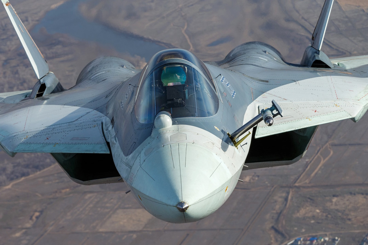 “Đây không chỉ là câu chuyện quân sự, mà còn là thương mại,” chuyên gia Peter Singer nhận xét. “Su-57 có thể chưa chứng minh được sức mạnh chiến đấu vượt trội, nhưng nó thực sự là một cỗ máy mà các phi công đều muốn lái”.