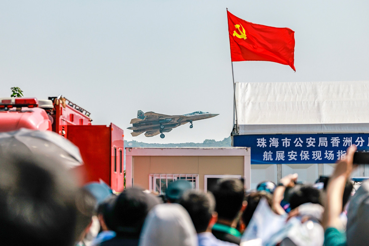 Ngoài ra, Nga vẫn chưa trang bị được động cơ Izdeliye 30 như kế hoạch ban đầu. Thay vào đó, Su-57 vẫn dùng động cơ AL-41F1 – vốn chưa đạt được khả năng siêu hành trình (supercruise) lý tưởng cho một chiến đấu cơ thế hệ thứ năm.