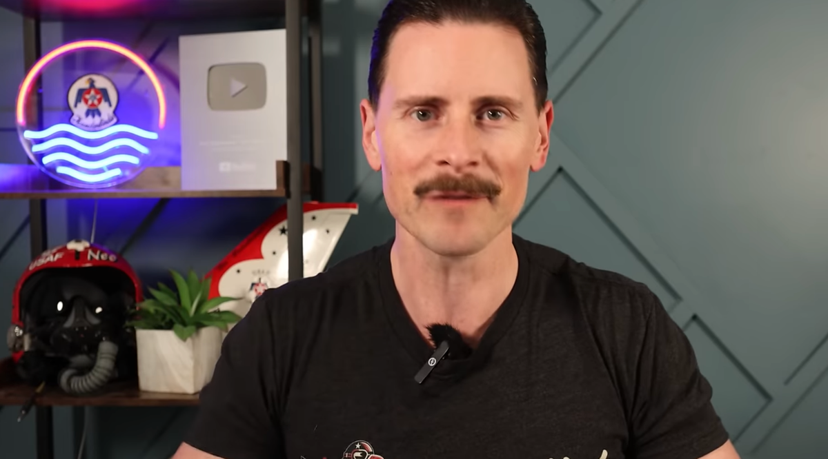 Là một phi công từng tham dự hơn 80 triển lãm hàng không trên toàn thế giới, Ryan không dễ dàng bị ấn tượng. Thế nhưng, màn trình diễn của Su-57 tại Triển lãm Hàng không Chu Hải đã khiến phi công tiêm kích Mỹ phải ngỡ ngàng.