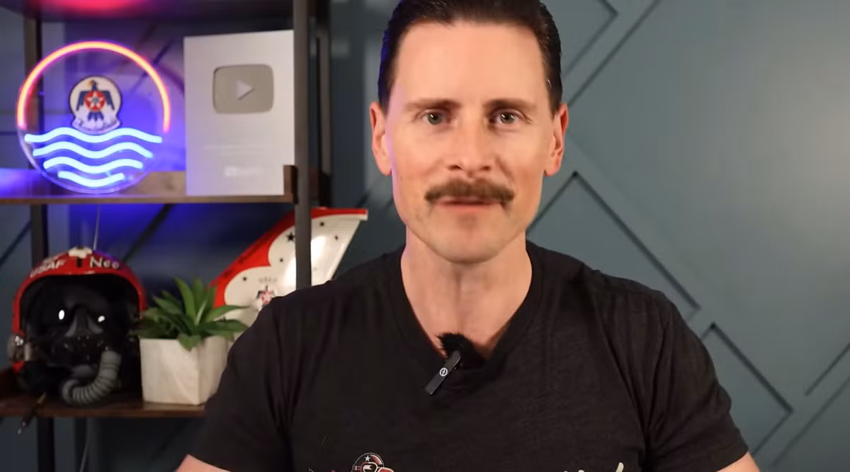 Là một phi công từng tham dự hơn 80 triển lãm hàng không trên toàn thế giới, Ryan không dễ dàng bị ấn tượng. Thế nhưng, màn trình diễn của Su-57 tại Triển lãm Hàng không Chu Hải đã khiến phi công tiêm kích Mỹ phải ngỡ ngàng.