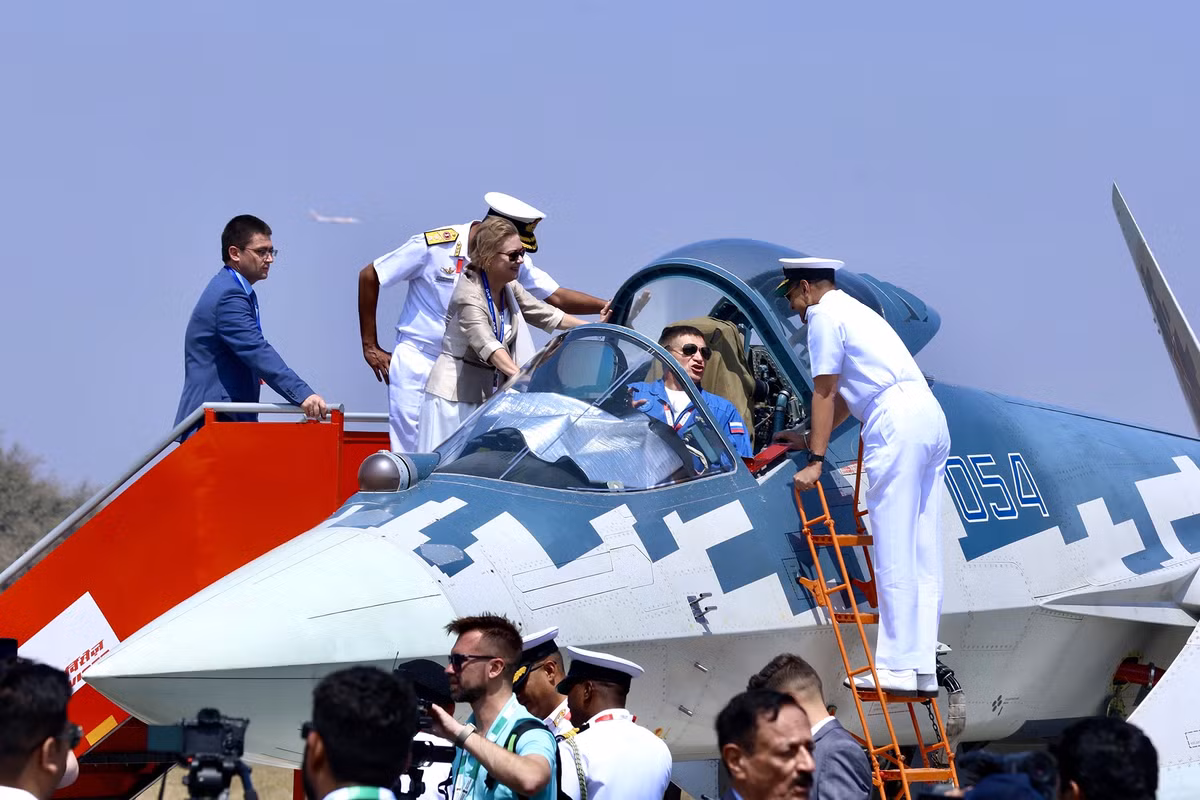 Triển lãm Chu Hải không chỉ là sân khấu cho Su-57 mà còn phản ánh sự cạnh tranh địa chính trị. Trung Quốc, nước chủ nhà, cũng đang phát triển tiêm kích tàng hình J-20, khiến Mỹ phải dõi theo. Với Ấn Độ, Su-57 có thể là lựa chọn đáng cân nhắc để bổ sung vào lực lượng không quân, dù nước này vẫn đang cân nhắc giữa việc mua Su-57E hay tiếp tục hợp tác với Mỹ trong dự án F-16.