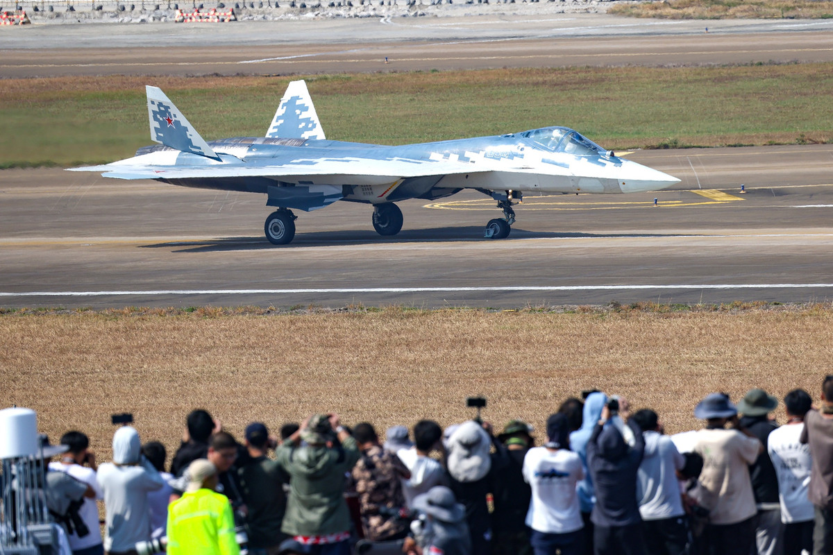 “Đây là một nền tảng đầy tiềm năng, nhưng không đạt chuẩn thế hệ thứ năm theo tiêu chí của Mỹ”, Kelly Grieco, cựu sĩ quan Không quân Mỹ tại Trung tâm Stimson nhận định. Về số lượng, Su-57 còn thua xa khi Mỹ đã sở hữu 180 F-22 và gần 1.000 F-35.