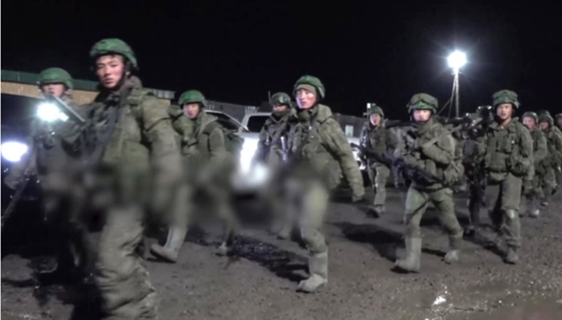 Một số chuyên gia Nga dự đoán việc Moscow và Bình Nhưỡng rầm rộ tuyên truyền có thể là bước dọn đường cho khả năng Triều Tiên chính thức đưa quân vào chiến trường Ukraine — thậm chí con số được nhắc đến có thể lên tới 200.000 binh sĩ. Ảnh: Bộ Quốc phòng Nga