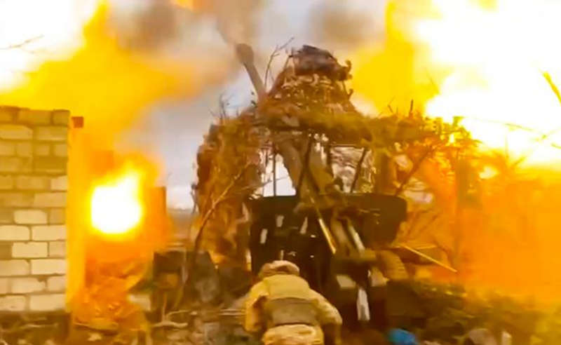 Trên chiến tuyến dài chỉ 17 km ở hướng này, Ukraine đã tập trung tới 12 lữ đoàn, trong đó có 3 lữ đoàn pháo binh. Ngoài ra, các đội tinh nhuệ vận hành máy bay không người lái (UAV) cũng được triển khai để hỗ trợ chiến đấu. Ảnh: TASS